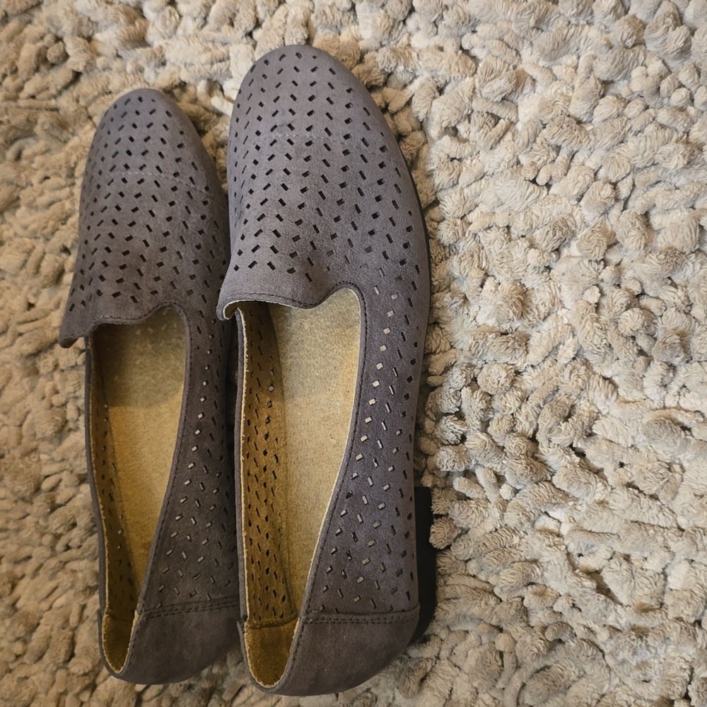 New Global Win Women's Size 9.5 Gray Brushed Perforated Slip On Flat Shoe Loafer - Picture 2 of 7